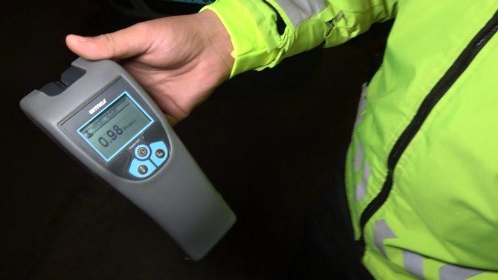 Alkollü halde sokağa çıkıp araç kullandılar, gazetecilere saldırıp tepki gösterdiler G4