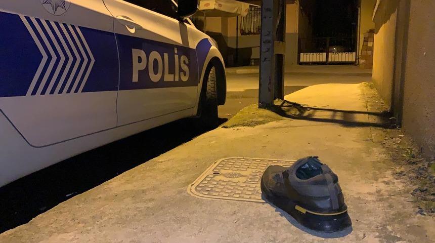 Polislere camdan uyuşturucu madde, halı ve ayakkabı fırlatıldı