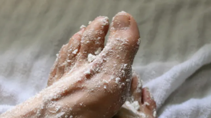 Ayakları pamuk gibi yumuşacık yapıyor! Ölü deriden eser bırakmayan ayak maskesi: Aspirin ve limonu karıştırıp...