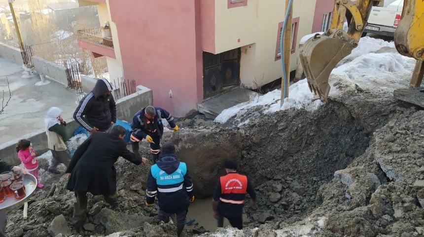 Donan su şebekelerine belediye ekipleri müdahale etti