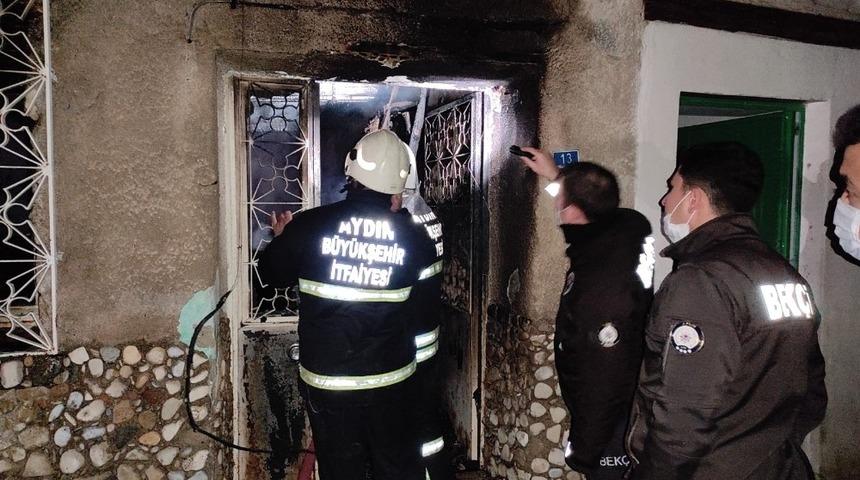 Kuşadası&rsquo;nda eski evlerdeki yangın 4 saatte kontrol altına alınabildi