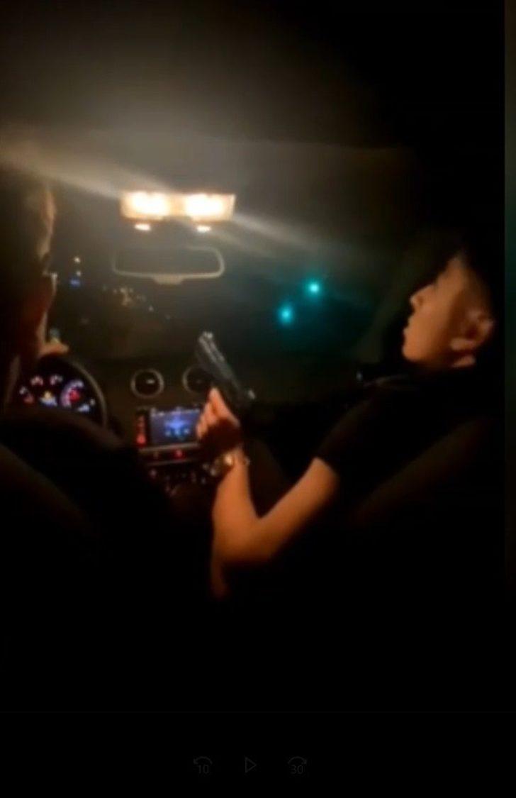 (Özel) İstanbul trafiğinde havaya ateş açan maganda ve “makas” terörü kamerada G1