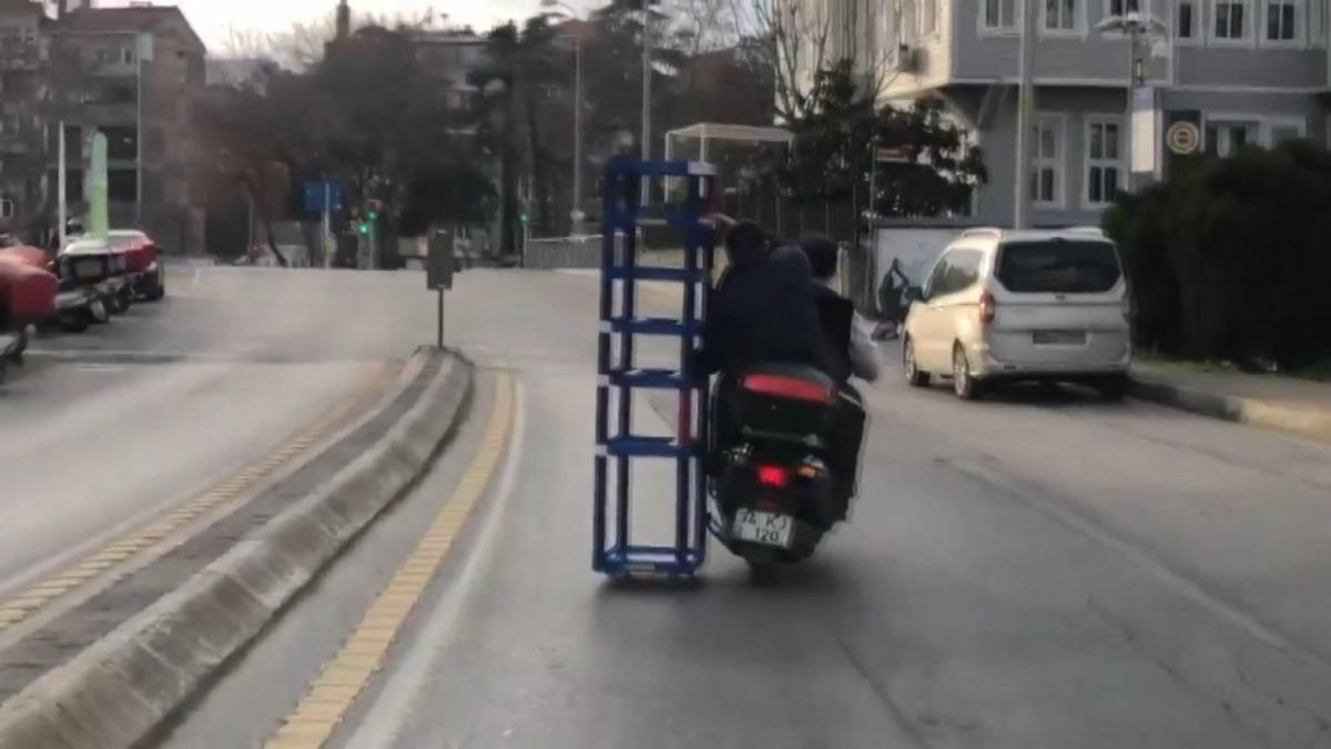 (&Ouml;zel) Motosiklet &uuml;zerinde ilgin&ccedil; anlar: 2 metrelik raf standı s&uuml;r&uuml;yerek taşıdılar