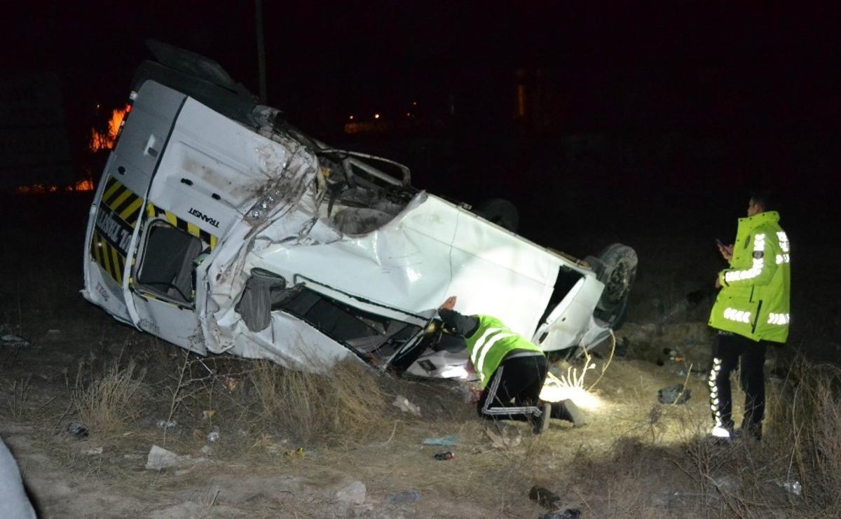 Konya&rsquo;da otomobil ile minib&uuml;s &ccedil;arptı: 4 yaralı