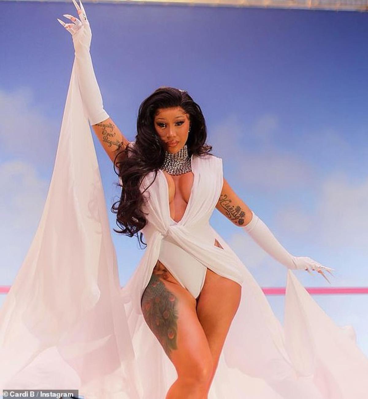 Cardi B ger&ccedil;ek y&uuml;z&uuml;n&uuml; g&ouml;sterdi! 'Sa&ccedil;larımı taramadım'