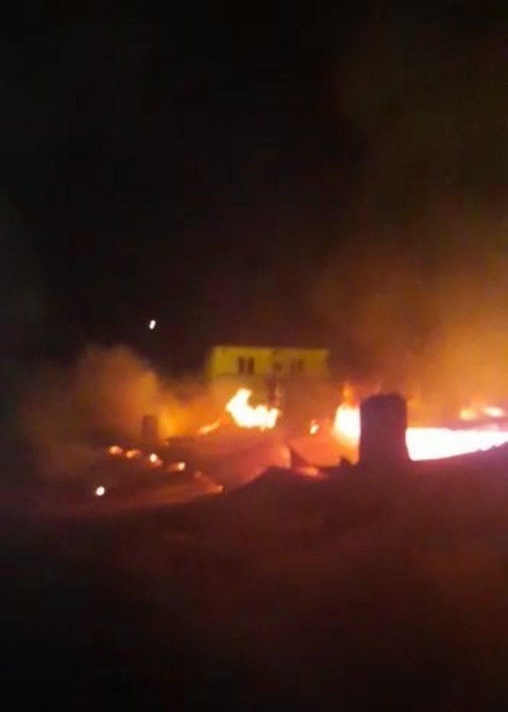 Ardahan’da korkutan yangın: Bir ev küle döndü G2