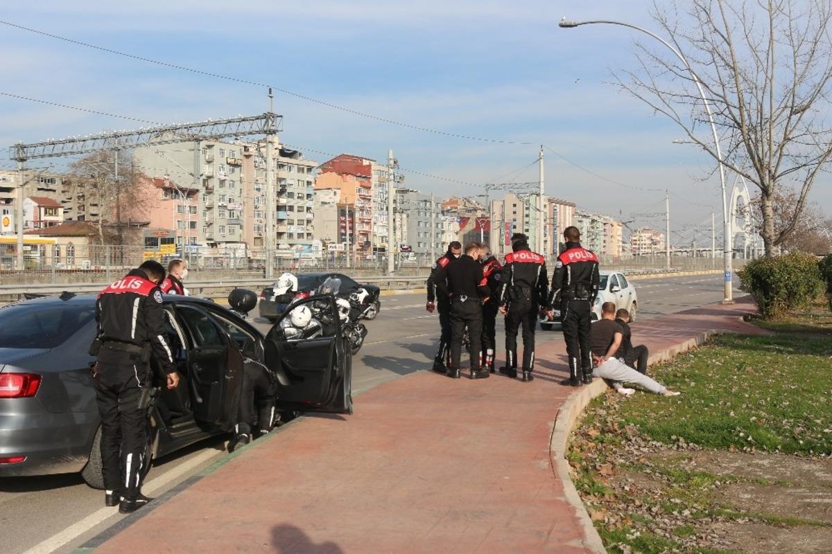 Nefes kesen kovalamacada polis yoldan tek tek uyuşturucu topladı