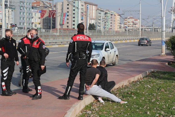 Nefes kesen kovalamacada polis yoldan tek tek uyuşturucu topladı G3