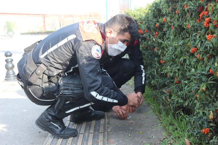 Nefes kesen kovalamacada polis yoldan tek tek uyuşturucu topladı G5