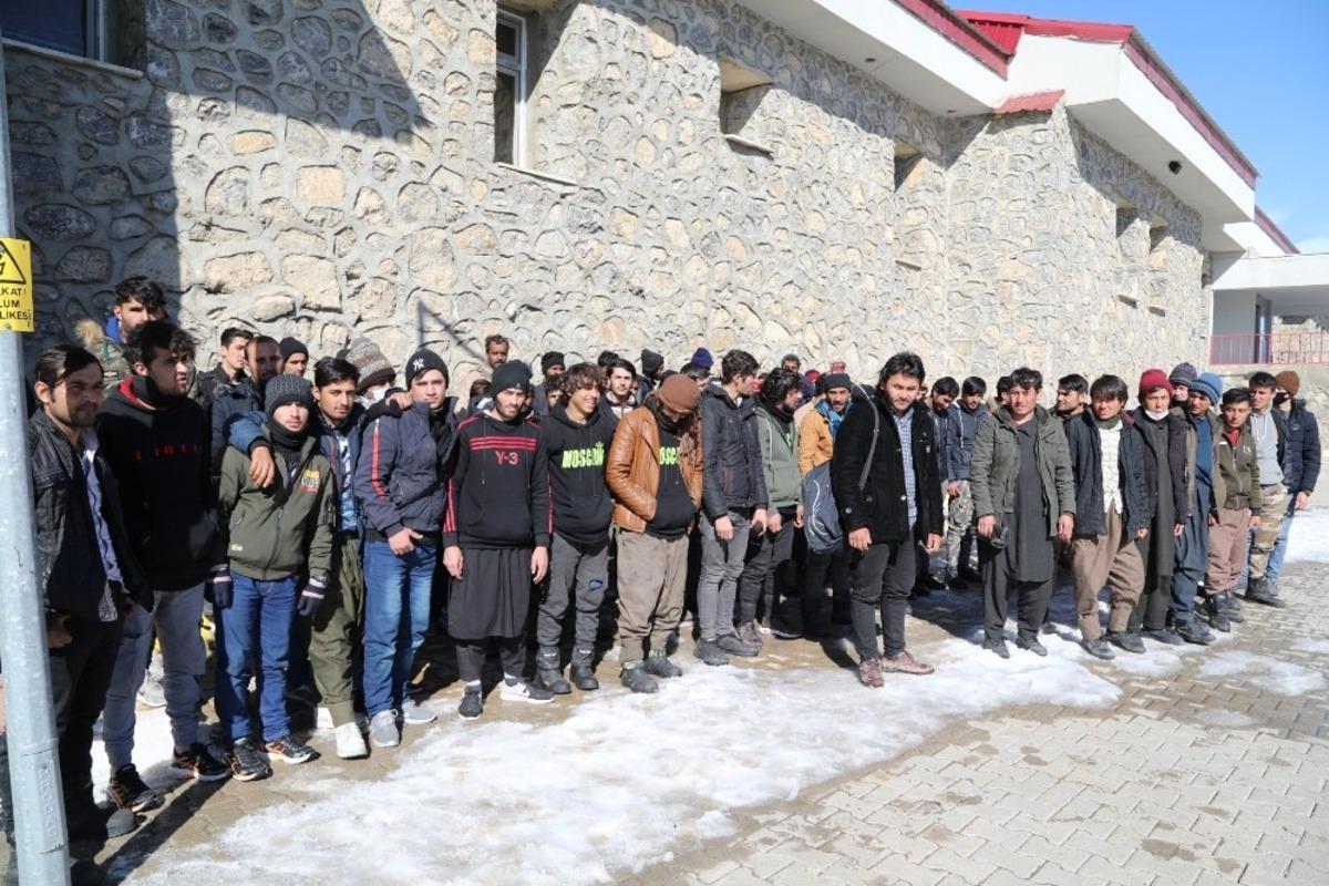 Başkale&rsquo;de 73 d&uuml;zensiz g&ouml;&ccedil;men yakalandı