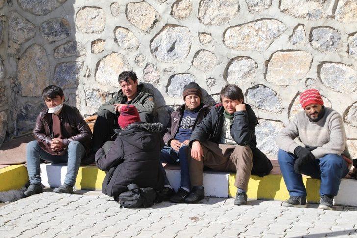 Başkale’de 73 düzensiz göçmen yakalandı G3