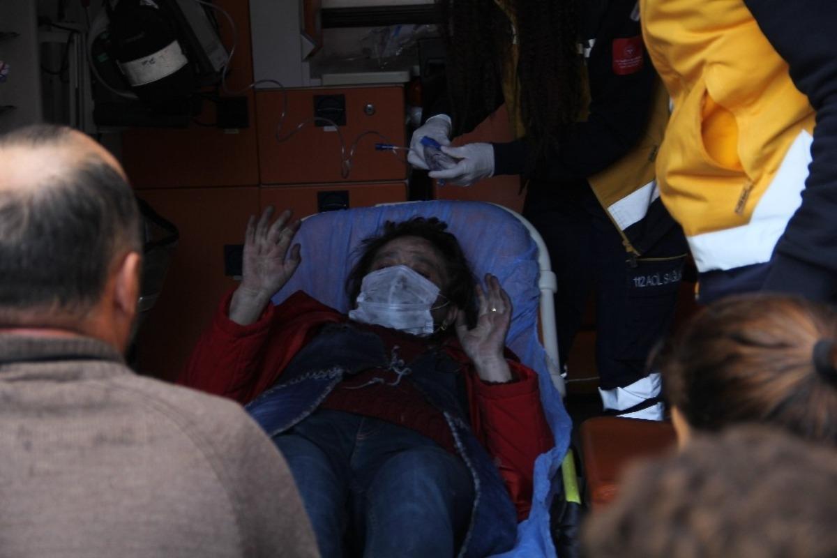 İzmir&rsquo;de gelinlik at&ouml;lyesinde yangın: 1 kişi dumandan etkilendi