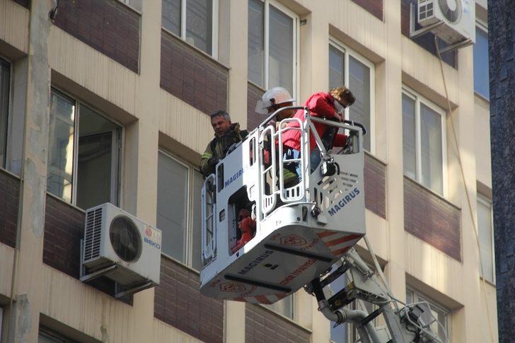 İzmir’de gelinlik atölyesinde yangın: 1 kişi dumandan etkilendi G2