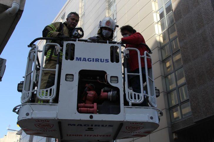 İzmir’de gelinlik atölyesinde yangın: 1 kişi dumandan etkilendi G4