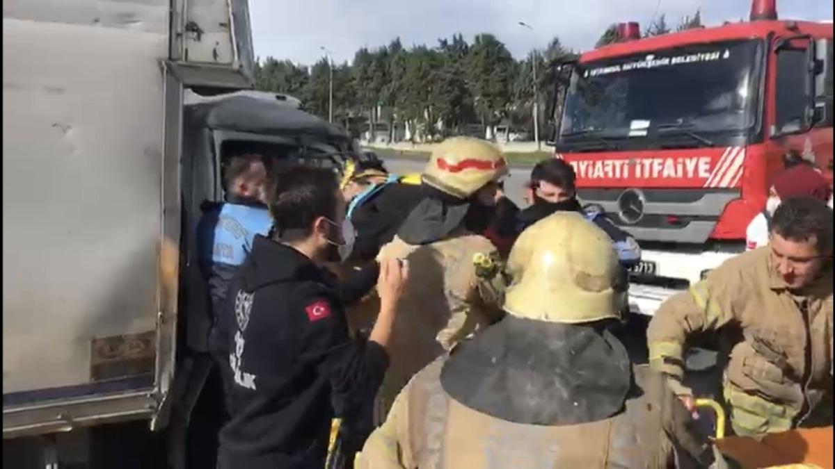 Tırla kamyonetin kafa kafaya &ccedil;arpışması kamerada