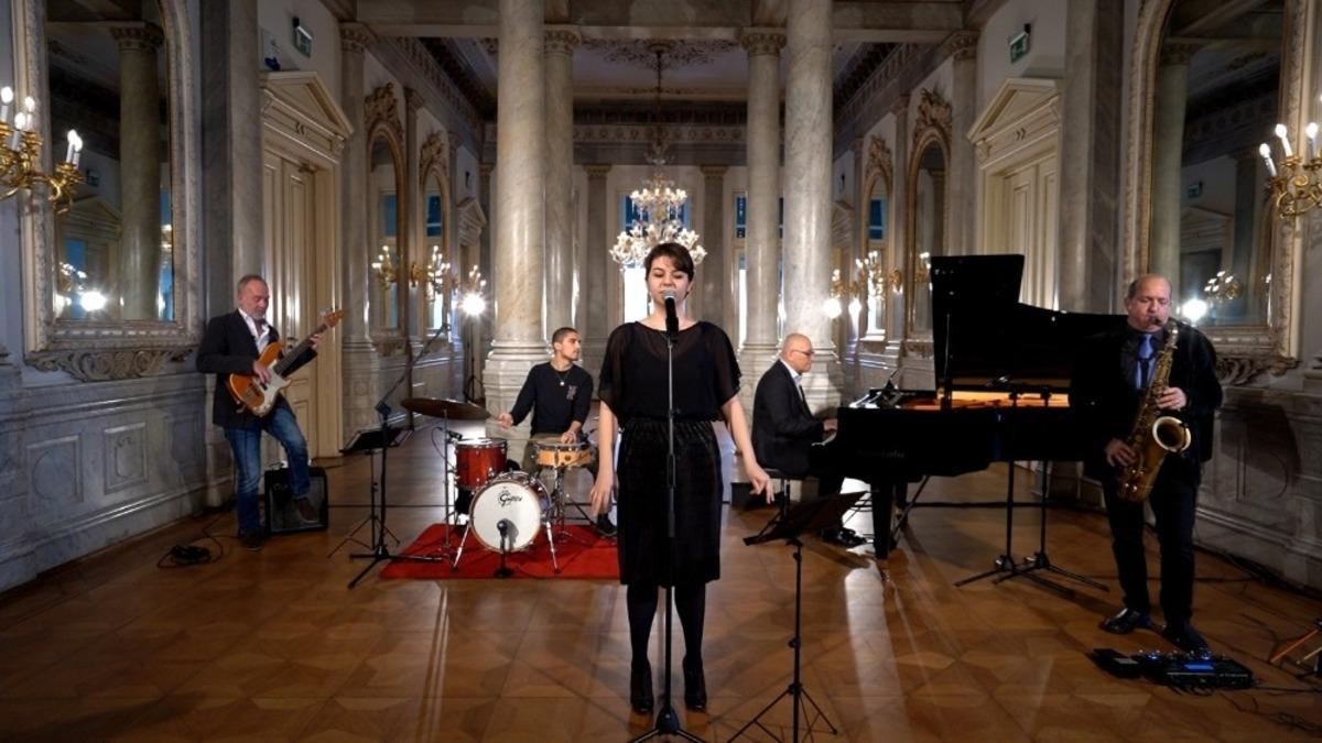 Beyoğlu Online Standards İpek G&ouml;ztepe Konseri sanatseverlerle buluştu