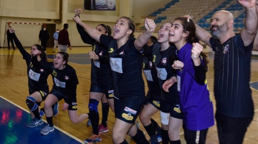 Altın kızlarda galibiyet sevinci