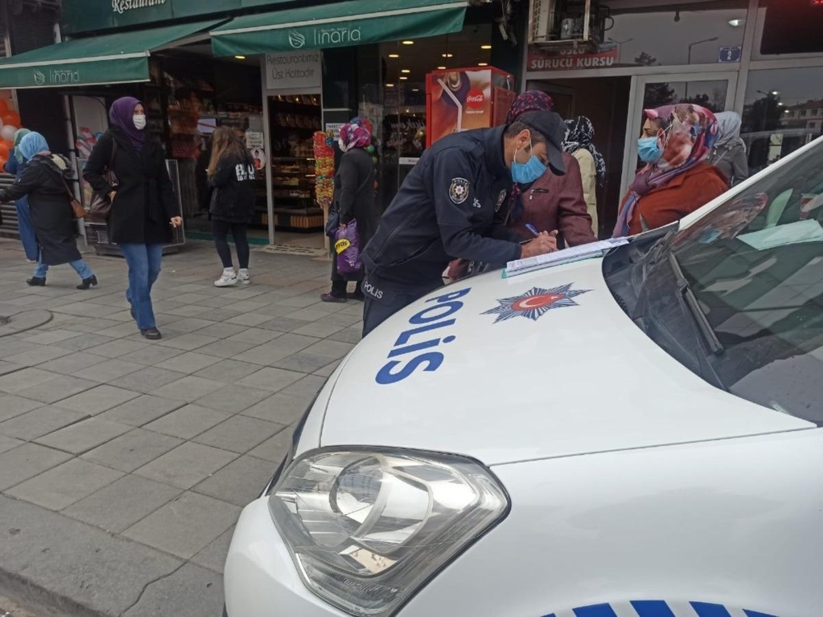 Başkent&rsquo;te mağaza a&ccedil;ılışı sosyal mesafeyi unutturdu