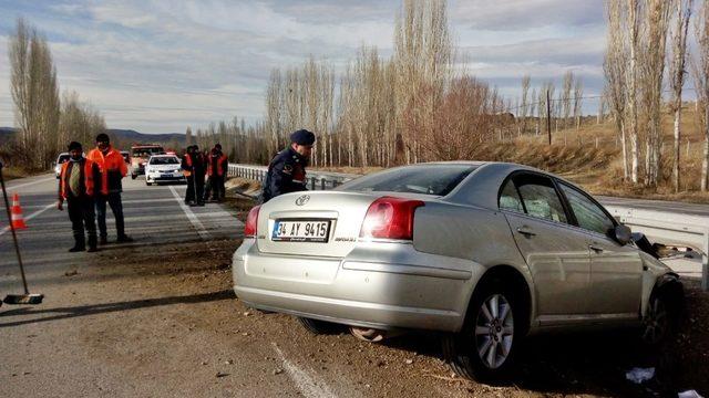 Otomobil orta refüje çarptı: 2 yaralı