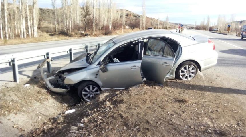 Otomobil orta ref&uuml;je &ccedil;arptı: 2 yaralı