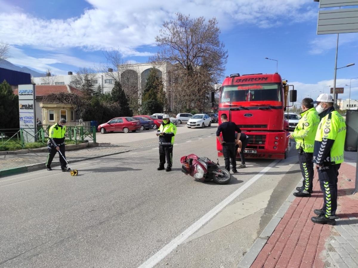 Bursa&rsquo;da kamyonun &ccedil;arptığı motosiklet s&uuml;r&uuml;c&uuml;s&uuml; yaralandı