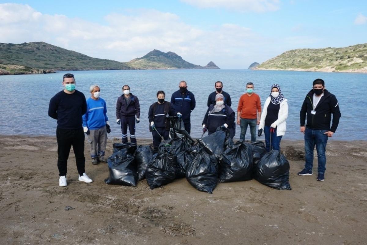 Bir yandan temizlik yaptılar diğer yandan sokak hayvanlarını beslediler