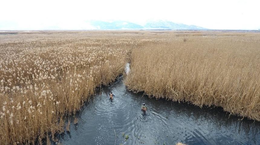 Eber G&ouml;l&uuml;&rsquo;nde ka&ccedil;ak avcılar drone ile havadan tespit edildi