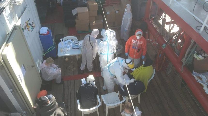 İtalya, Akdeniz'de kurtarılan 422 göçmene günler sonra liman açtı