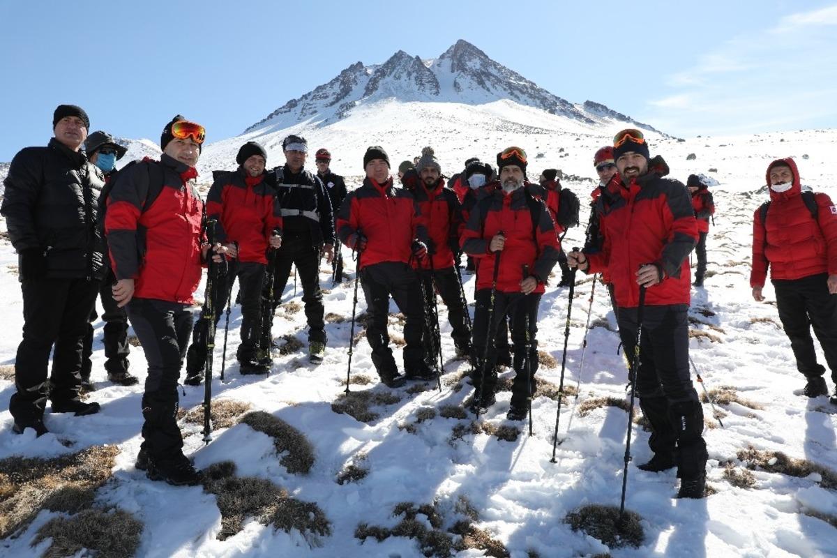 Vali Aydoğdu Hasandağı&rsquo;na &ldquo;Yunus Emre Zirve Tırmanışı&rdquo; ger&ccedil;ekleştirdi