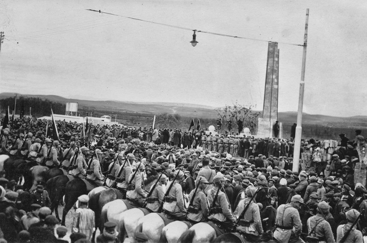 Fadıloğlu&rsquo;ndan anlamlı kartpostal seti armağanı