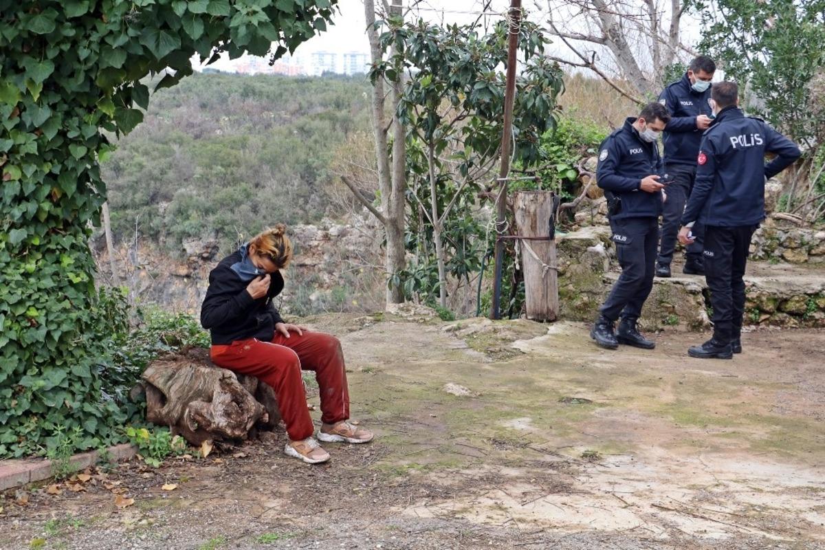 Akıntıya rağmen girdiği D&uuml;den &Ccedil;ayı&rsquo;nda hareketsiz kalan kadın, polisi alarma ge&ccedil;irdi