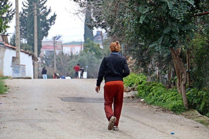 Akıntıya rağmen girdiği Düden Çayı’nda hareketsiz kalan kadın, polisi alarma geçirdi G4
