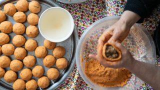 İster kızart, ister haşla: Davet sofralarına layık en iyi içli köfte bakın nasıl yapılıyor! Hamurun dağılmaması için...