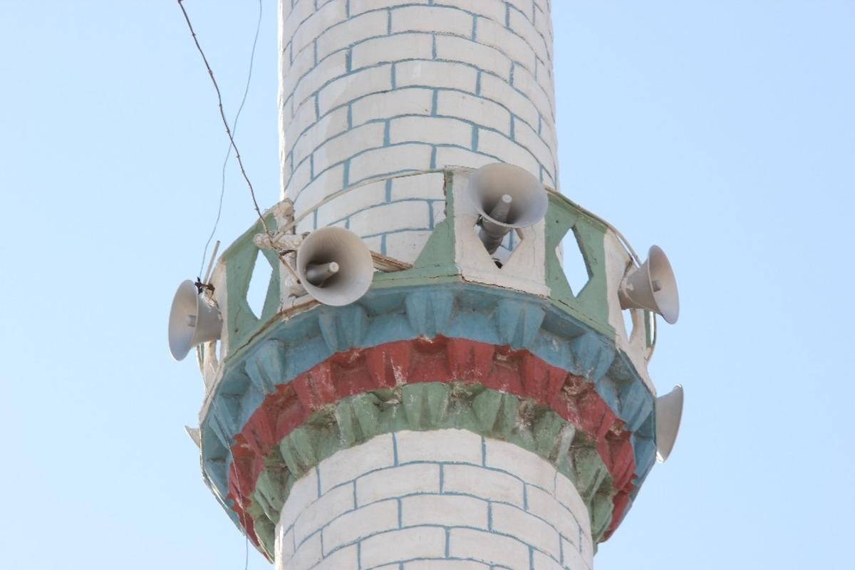 İzmir&rsquo;de fırtına cami minaresinden beton par&ccedil;alar koparttı