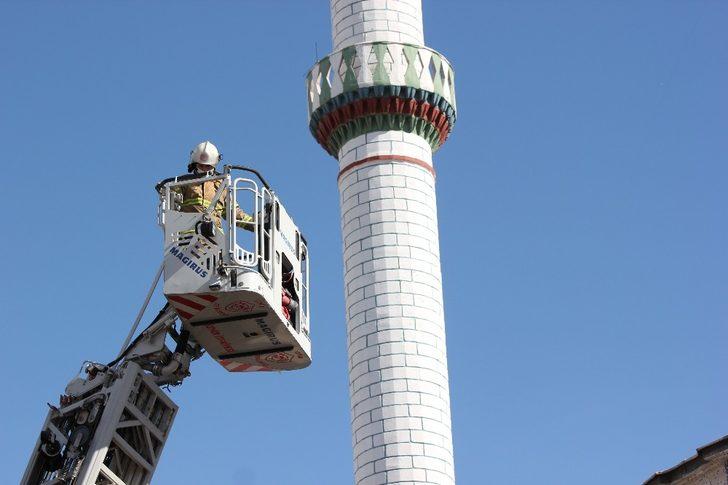 İzmir’de fırtına cami minaresinden beton parçalar koparttı G2