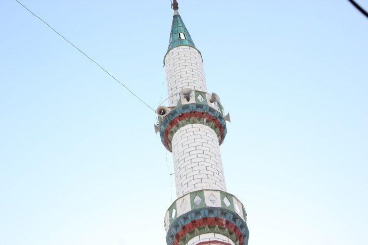 İzmir’de fırtına cami minaresinden beton parçalar koparttı G3