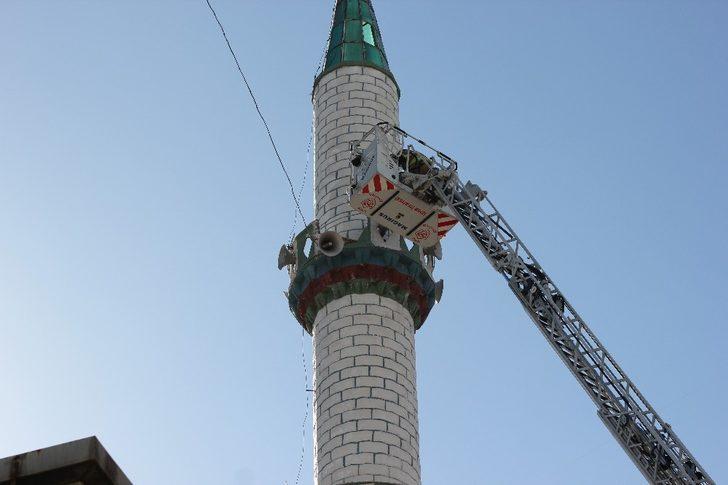 İzmir’de fırtına cami minaresinden beton parçalar koparttı G5