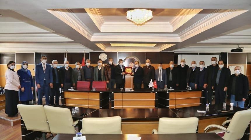 Muhtarlardan Başkan Kılın&ccedil;&rsquo;a &lsquo;teşekk&uuml;r&rsquo; plaketi