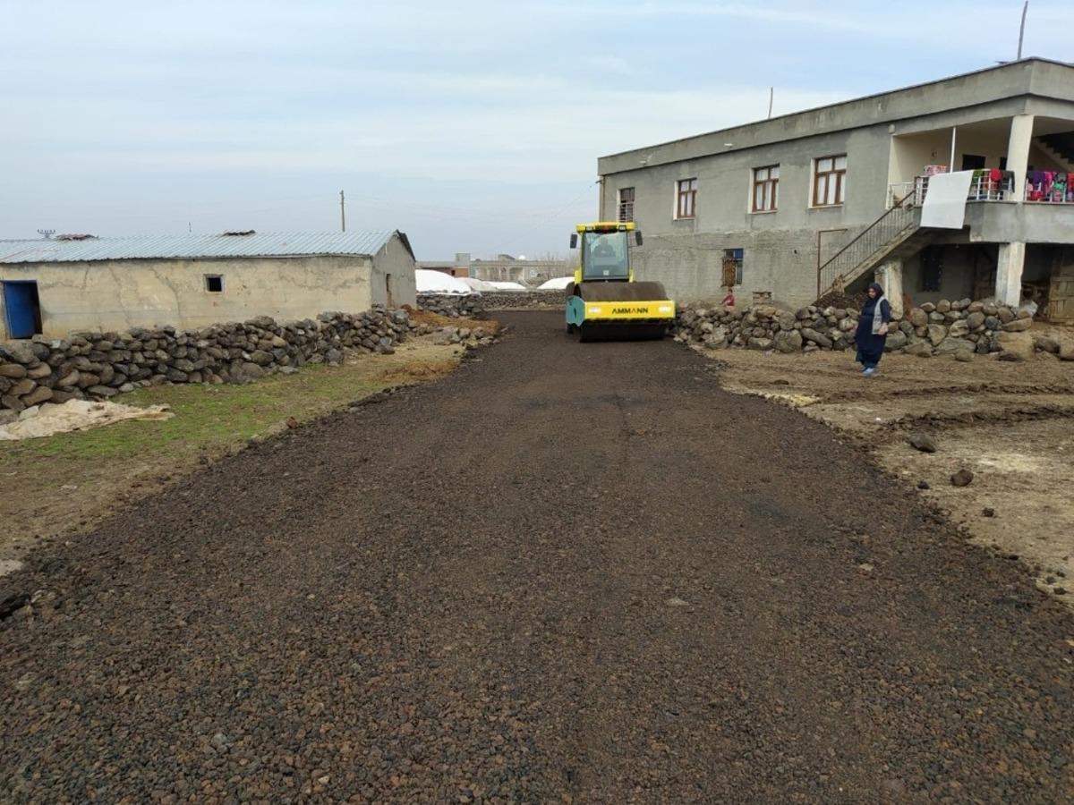 Bağlar Belediyesinden kırsal mahallenin taziye evine beton boru ve yeni yol hizmeti