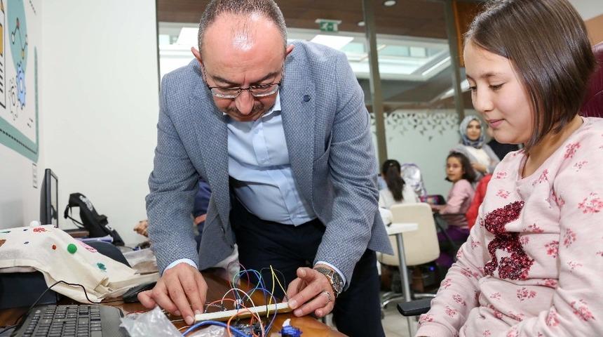 Başkan Kavuş: &ldquo;Proje ekibimiz sadece gen&ccedil;ler i&ccedil;in değil t&uuml;m Meramlılar i&ccedil;in projeler &uuml;retecek&rdquo;