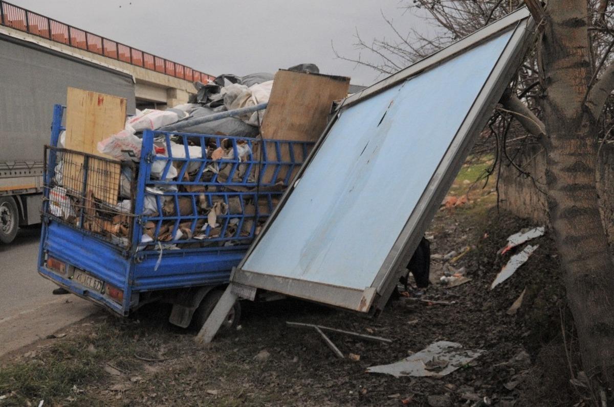 TIR ve kamyonet &ccedil;arpıştı: 3 yaralı