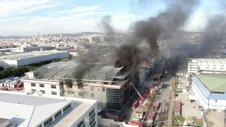 Ümraniye’de fabrikada çıkan yangın havadan görüntülendi G2