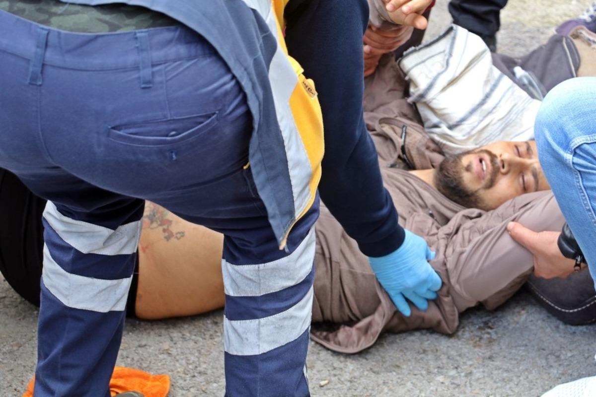 Kilitlediği aracın i&ccedil;inde kendini silahla vurdu
