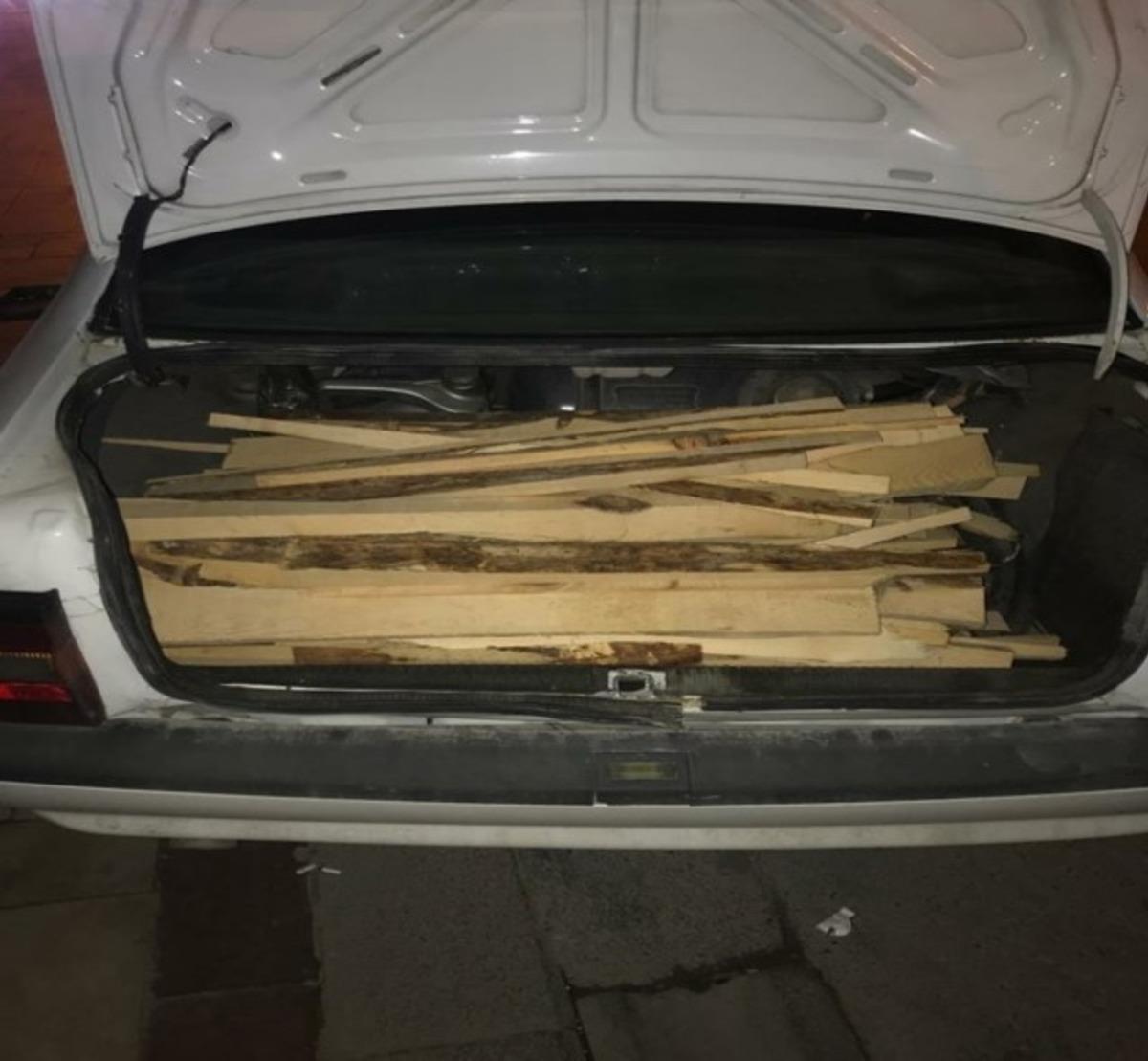 Hırsızlar 100 kilogram odun ile yakalandı