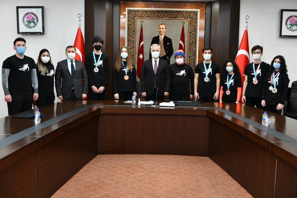 Vali Seymenoğlu, derece alan başarılı kayak&ccedil;ıları kutladı