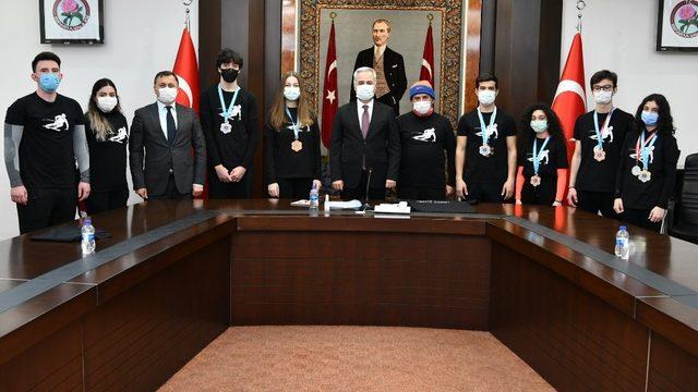 Vali Seymenoğlu, derece alan başarılı kayakçıları kutladı