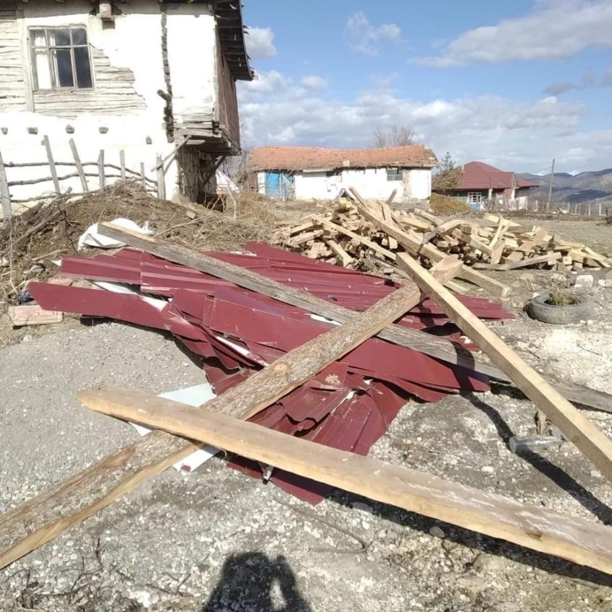 Amasya&rsquo;da şiddetli r&uuml;zgar &ccedil;atı u&ccedil;urdu