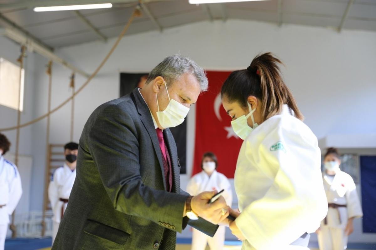 23 judocunun siyah kuşaklarını Başkan &Ccedil;er&ccedil;i taktı