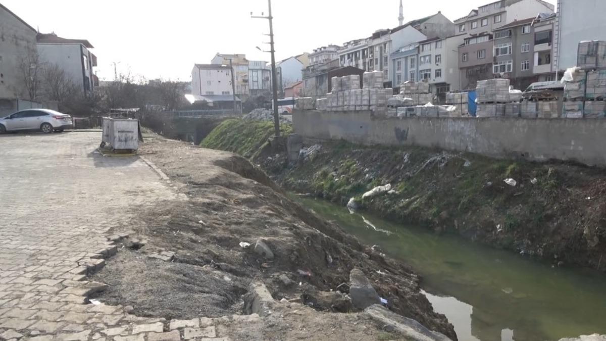 Arnavutk&ouml;y&rsquo;de &ouml;nlem alınmayan dere kenarında &ccedil;ocukların tehlikeli oyunu