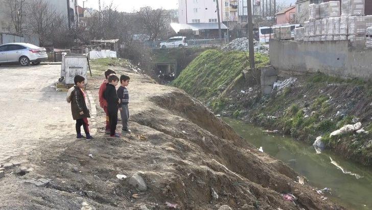 Arnavutköy’de önlem alınmayan dere kenarında çocukların tehlikeli oyunu G2